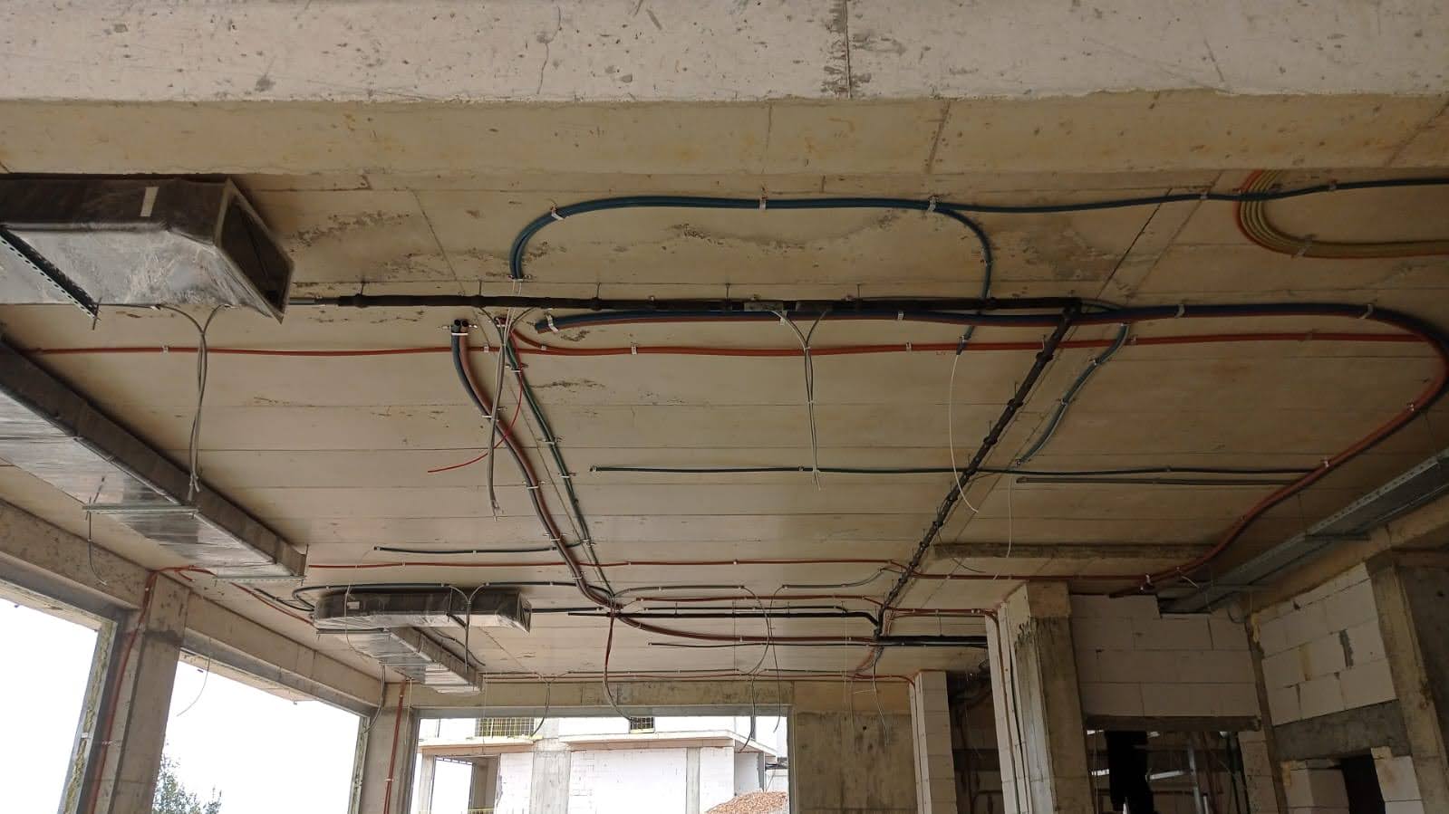 Plaza Ofis Katları – Entegre İklimlendirme & Elektrik Tesisat Montajı